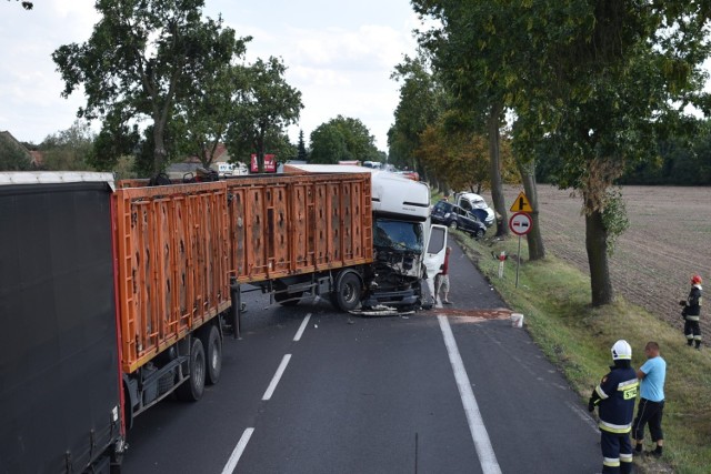 Prawdopodobny scenariusz zakłada, że trzy auta ciężarowe jechały w stronę Poznania. Kierowcy dwóch z nich hamowali, widząc korek. Trzecie z aut, który kierował Ukrainiec, nie zatrzymało się na czas. Kierowca próbował jeszcze w ostatnim momencie odbijać na przeciwny pas. To z kolei sprawiło, że jadący prawidłowo samochód - laweta uciekając, wpadł do rowu. Zahaczył o drzewo i zgubił ładunek - volkswagena tourana. Osobówka została kompletnie zniszczona. Auto laweta też ucierpiało, a jej kierowca trafił do szpitala. Zobacz kolejne zdjęcia --------->  