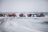 Zobacz, jak lotnisko radzi sobie ze śniegiem [zdjęcia, FILM]