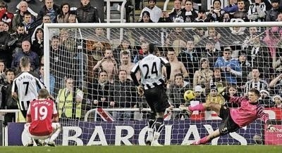 Wojciech Szczęsny był w sobotę bliski obrony "11" wykonywanej przez Joeya Bartona (pierwszy z lewej, Newcastle). Z nr Jacek Wilshere, z nr 24 Cheik Tiote Fot. PAP/EPA/Lindsey Parnaby