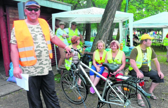 Krzysztof Kołodziejczak (z rowerem) bardzo prężnie działał na rzecz ośrodka Grabskie Sioło w Budach Grabskich, organizował też liczne rajdy rowerowe