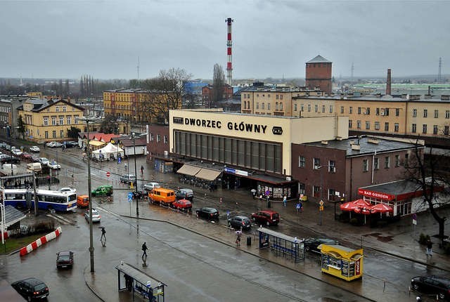 Jedno z ostatnich - pamiątkowych już dziś - ujęć starego Dworca PKP Bydgoszcz Główna wraz z jego najbliższym otoczeniem. Niebawem taka panorama prezentować się będzie zupełnie inaczej