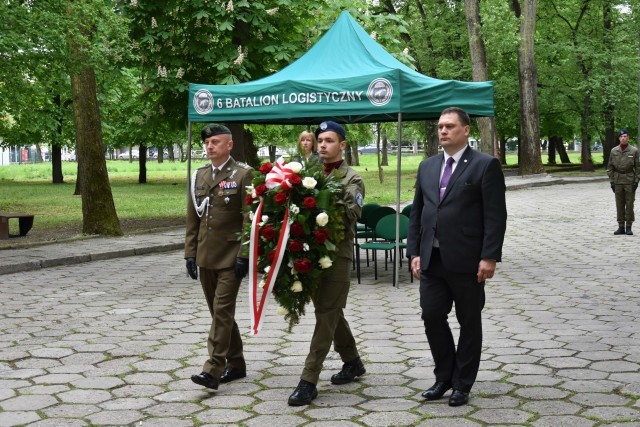 Kadeci ze Skały uczestniczyli w uroczystościach składania kwiatów przy tablicy upamiętniającej kadetów II Rzeczypospolitej 