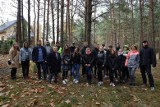 Ostrów. Cmentarz żydowski przy Wołodyjowskiego jest sprzątany przez uczniów i wolontariuszy. Zdjęcia. 4.11.2021