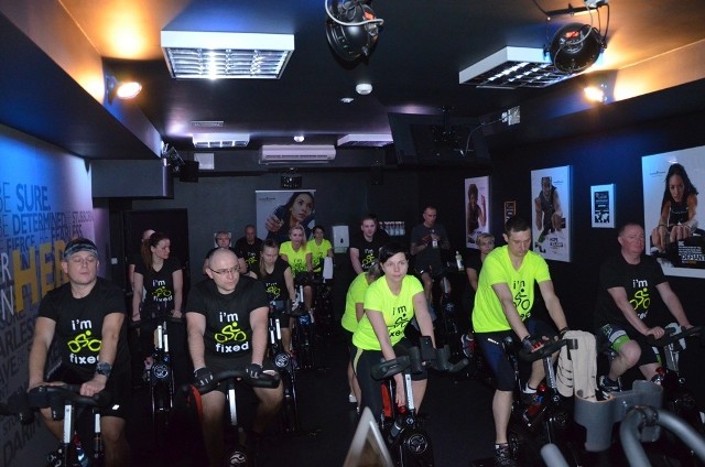 Maraton indoor cycling (na rowerach stacjonarnych) odbył się w "Solanki" Centrum Rekreacji w Inowrocławiu. Udział wzięły w nim 33 osoby. Sportową imprezą uczczono 5-lecie uruchomienia sali do zajęć indoor cycling przez inowrocławską spółkę uzdrowiskową "Solanki". Uczestnicy maratonu "jechali" w miejscu na rowerach przez ponad trzy godziny. Do spalania kalorii i ładowania się pozytywną energią zagrzewało ich troje instruktorów indoor cycling. A byli to: Marcin Kuls, Iwona Stachewicz i Marta Studzińska, która jako jedyna w Inowrocławiu posiada licencję instruktorska klasy "A". Po ukończeniu maratonu uczestnicy otrzymali specjalne certyfikaty. (FI)