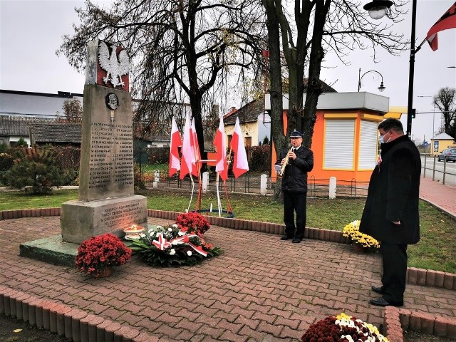 Dariusz Piątek, burmistrz Skaryszewa, złożył kwiaty pod pomnikami upamiętniającymi skaryszewian oraz żołnierzy Szarych Szeregów i Armii Krajowej poległych z rąk hitlerowców podczas II wojny światowej