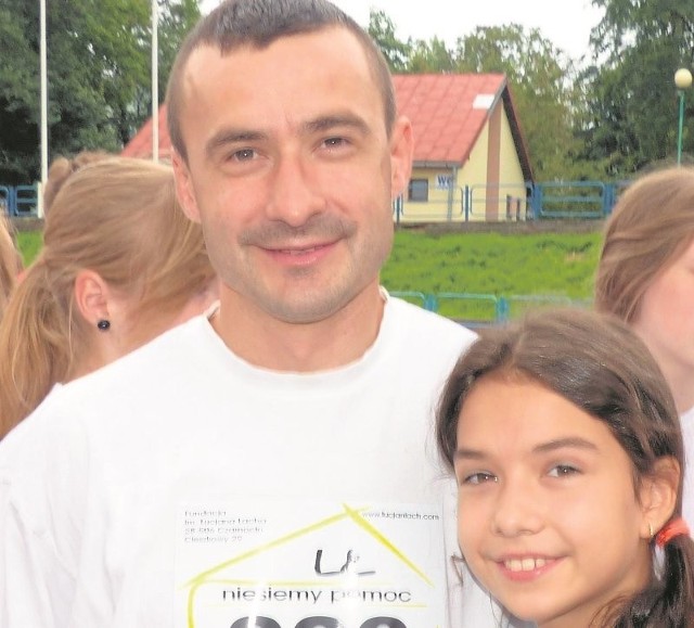 Maciej Patuszka wrócił do drużyny Wiernej Małogoszcz. Na zdjęciu z córką Michaliną, która interesuje się sportem i gorąco kibicuje tacie.