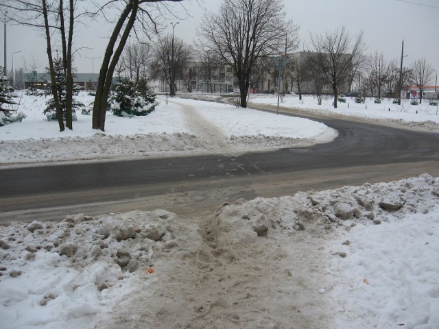 Tędy wiedzie droga do centrum handlowego na Michałowie. Mieszkańcy pobliskich bloków twierdzą, że nie była odśnieżana od początku zimy.  