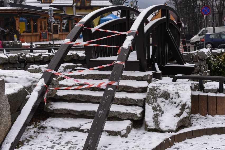 Zakopane. Mostek na oczku wodnym na Krupówkach rozpadł się [ZDJĘCIA]