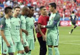 Portugalia - Walia: Dwaj wolontariusze wbiegli na murawę, by zrobić zdjęcie z Ronaldo