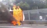 Dramat na drodze w Stróży. Motocykl stanął w ogniu, płonęły ekrany akustyczne [ZDJĘCIA]