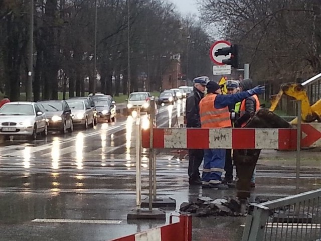 Awaria wodociągowa na skrzyżowaniu Kilińskiego i Przybyszewskiego