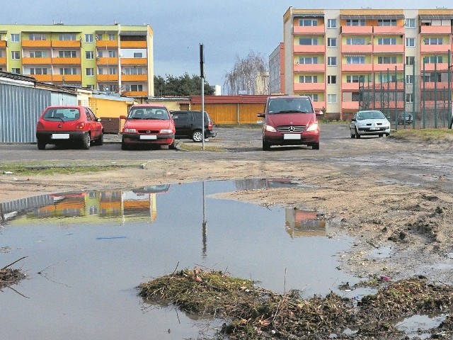 Tak wygląda teren między ulicami Moniuszki i Norwida. Oprócz dogodnego przejazdu można by tu wykonać sporo miejsc parkingowych, których na osiedlu brakuje. Póki co mieszkańcy toną w błocie.