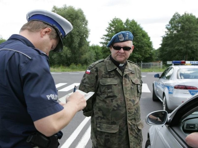 ksiądz kapelan Piotr Szwec-Nadworny na wspólnym patrolu z gorzowską drogówką