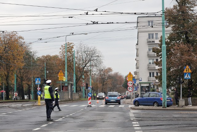 Policja kieruje ruchem i pomaga kierowcom przemieszczać się podczas maratonu