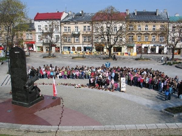 Uczniowie z Przemyśla uczcili ofiary katastrofyDo konca tygodnia, o godz. 8.56 uczniowie SP 11 w Przemyślu bedą czcic ofiary katastrofy minutą ciszy. Wczoraj cala szkola modlila sie na specjalnej mszy w kościele Ojców Karmelitów.