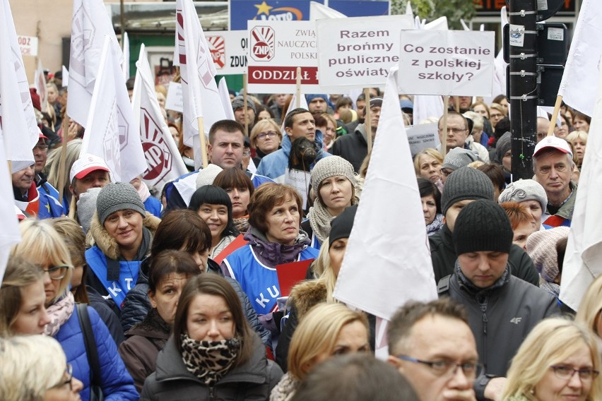 Protest nauczycieli w Łodzi: „Nie ogłupiajcie społeczeństwa” [ZDJĘCIA, FILM]