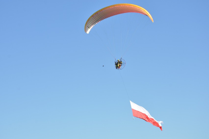 Piotr Szczerba, strażak - ochotnik i sołtys Woli Łużańskiej rozwiesił nad gorlickim niebem 20-metrową flagę narodową