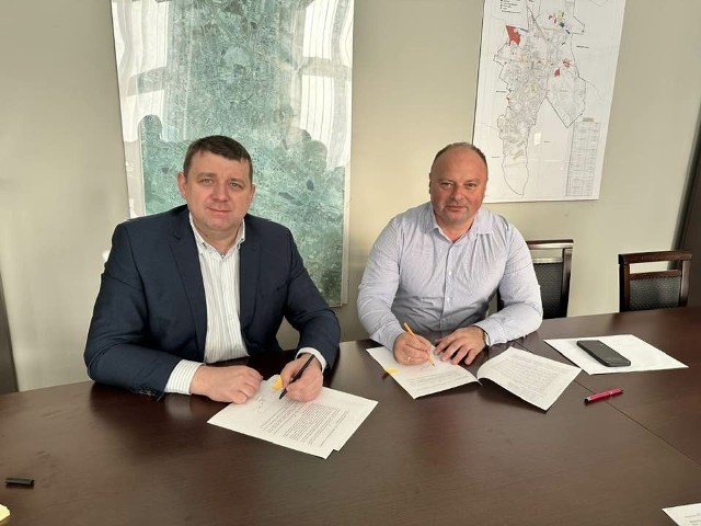 Umowę o objęciu przez Chorzów nowych akcji Ruchu podpisali wiceprezydent miasta Marcin Michalik i prezes klubu Seweryn Siemianowski