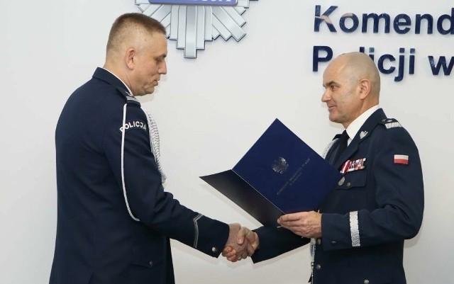 Młodszy inspektor Piotr Piłatowski (z lewej) przyjmuje nominację z rąk komendanta wojewódzkiego świętokrzyskiej policji nadinspektora Jarosława Kalety