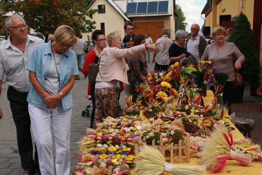 Wierni mogli kupić wiązanki ziół i kwiatów