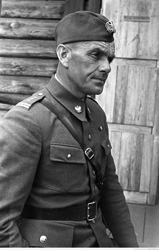 Gen. Zygmunt Berling (1896-1980) Józef Laskowski (przy maszynie) w wojskowej szwalni w armii Berlinga. Ze zb. syna – Edwarda Laskowskiego z Rakoniewic