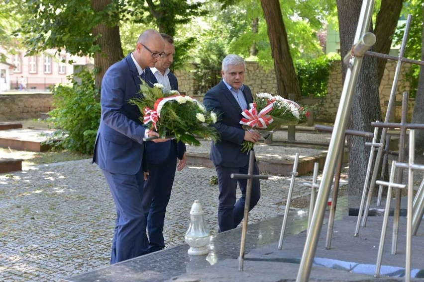 W Sandomierzu oddano hołd pomordowanym na Wołyniu. Samorządowcy złożyli kwiaty przy Pomniku Pamięci    