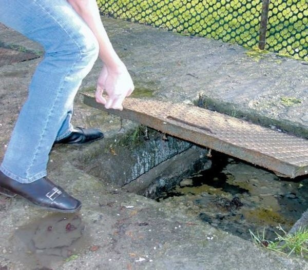 Urzędnicy sprawdzają, czy mieszkańcy nie wylewają nieczystości np. wprost do kanalizacji.