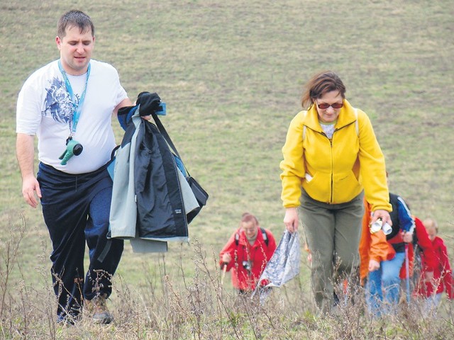 Turyści na pieszym szlaku w okolicach Drawska Pomorskiego. W ubiegłym roku tutejszy oddział PTTK zorganizował siedem rajdów pieszych. 