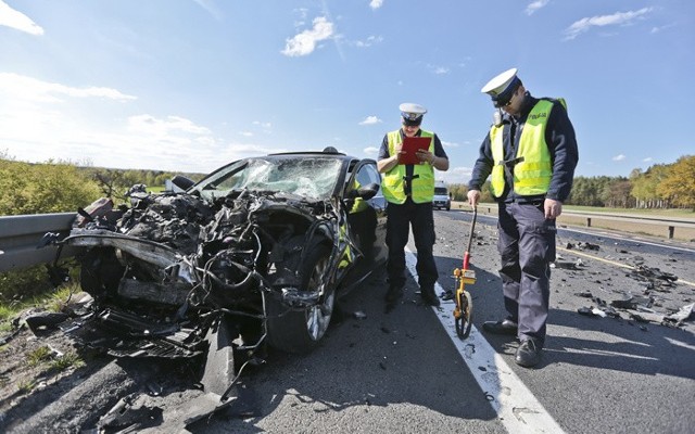 Do wypadku doszło w piątek, 29 kwietnia na S3 pod Zieloną Górą. Osobowe audi z niewyjaśnionych jeszcze przyczyn wjechało prosto pod "tira". Ciężko ranny kierowca został przewieziony do szpitala w Zielonej Górze.Ciężarówka jechała trasą S3 w kierunku Nowej Soli. Jadące z naprzeciwka osobowe audi nagle zaczęło zjeżdżać na przeciwległy pas ruchu. Kierowca ciężarówki próbował hamować i skręcić, aby uniknąć czołowego zderzenia, jednak było już za późno. Audi z dużą siłą uderzyło w przód ciężarówki. Ciężko ranny kierowca został przewieziony do szpitala w Zielonej Górze.Droga S3 na wysokości Raculi była całkowicie zablokowana. Znajdująca się na miejscu policja wytyczyła objazdy przez stację paliw Orlen w Raculi. W wyniku dużego natężenia ruchu tam również tworzyły się korki.Autor: Piotr JędzuraPrzeczytaj też:   Wypadek w Nowogrodzie. Samochód kompletnie zniszczony, kobieta wyszła sama z auta