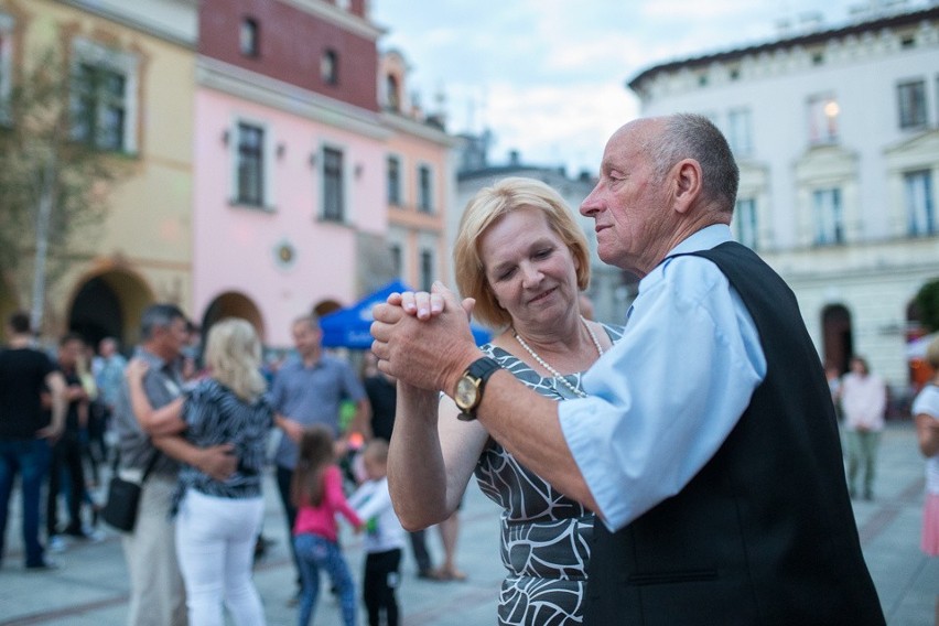 Letnia potańcówka na tarnowskim Rynku