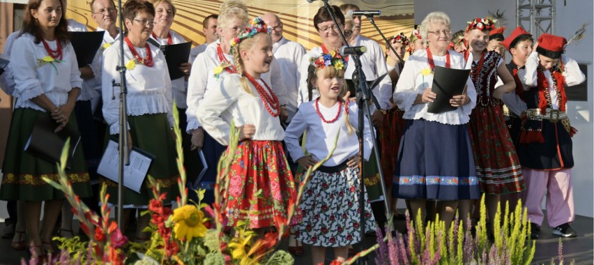 Dożynki w Niepołomicach - Podgrabiu. Zamek Królewski ze zbóż zachwycił mieszkańców [ZDJĘCIA] 