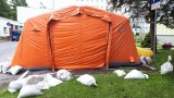 Wichura połamała namiot izolacyjny przed sandomierskim szpitalem. Kilka godzin później stanął nowy [ZDJĘCIA]