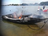 Pożar motorówki na jeziorze Drawskim. Dwie osoby salwowały się ucieczką [zdjęcia]