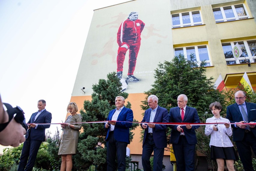 Odsłonięto mural z wizerunkiem Kazimierza Górskiego. Powstał...