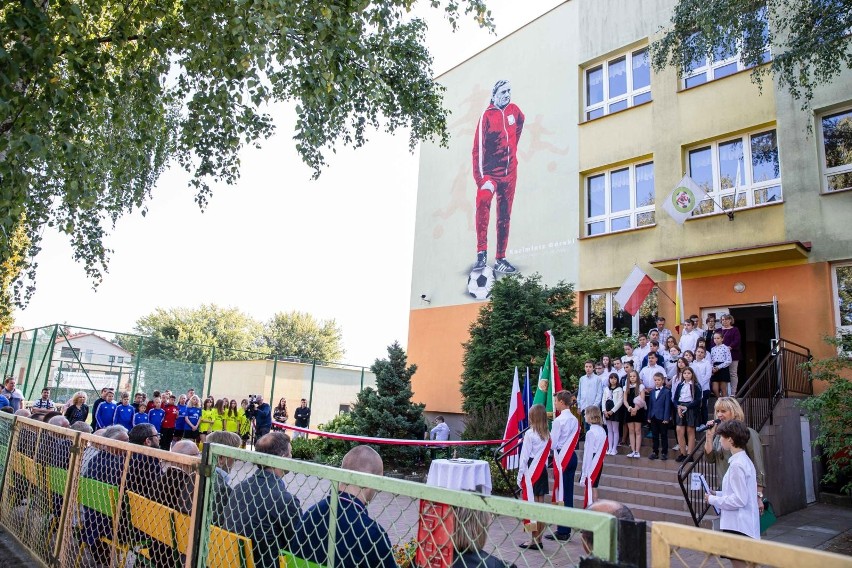 Odsłonięto mural z wizerunkiem Kazimierza Górskiego. Powstał...