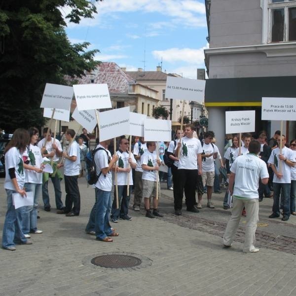 Uczestnicy manifestacji na skrzyżowaniu ulic Kościuszki i Trzeciego Maja oraz Placu Farnego.