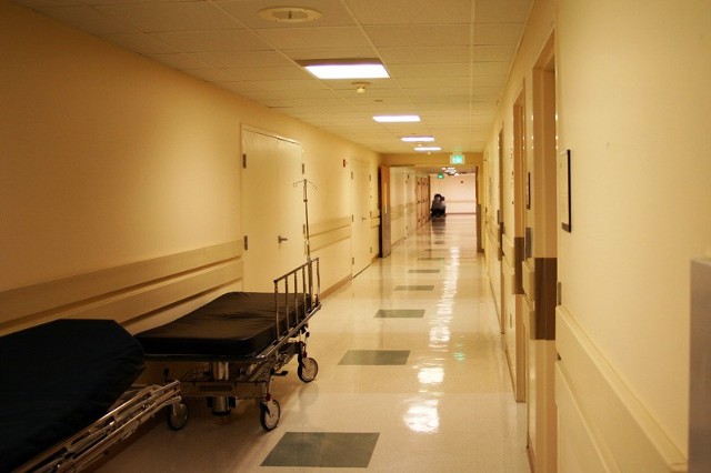 Bolączką szpitala jest rozmieszczenie w kilku budynkach, co powoduje, że na niektóre badania chorzy muszą udawać się w inne miejsce.