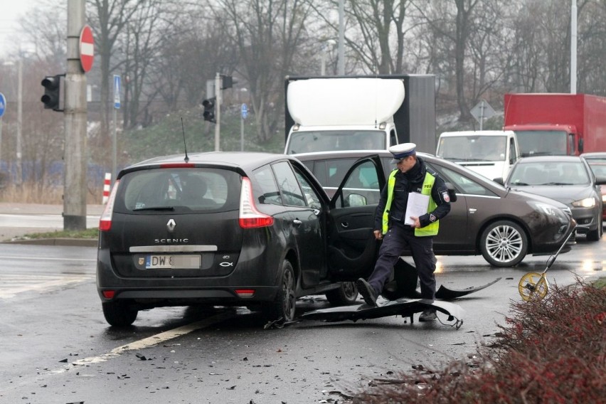 Wypadek na Osobowickiej. Kobieta w ciąży w szpitalu