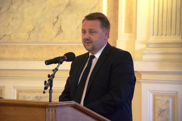 Prezydent Klimaszewski odpowiadając radnemu wskazał, że w urzędzie miejskim obowiązuje kodeks etyki wprowadzony jego zarządzeniem z lipca 2019 r.
