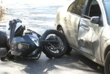 Poważny wypadek motocyklisty w Obornikach. Zderzył się z samochodem. Jedna osoba ranna