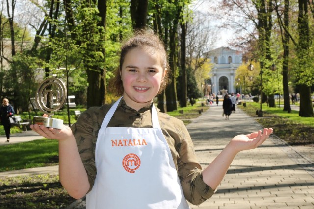 Natalia Paździor wygrała pierwszą polską edycję programu "MasterChef Junior" w 2016 roku. Miała wtedy 11 lat. Dziś jest już pełnoletnia!Zwyciężczyni 1. edycji "MasterChef Junior" wyrosła na piękną kobietę.Zobacz w naszej galerii, jak dziś wygląda Natalia Paździor. Nie do wiary, jak się zmieniła >>>>>