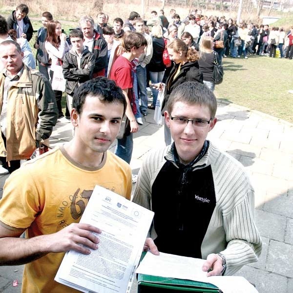 Tomasz Marchewka (ZS Elektronicznych) i Damian Janusz (ZS Gospodarczych) z Ustrzyk Dolnych: - Ta kolejka to jakiś koszmar. 