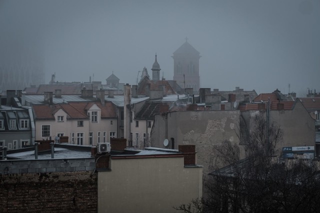 Smog na Jeżycach. Likwidacja pieców kaflowych zmniejszy emisję szkodliwych gazów do atmosfery.