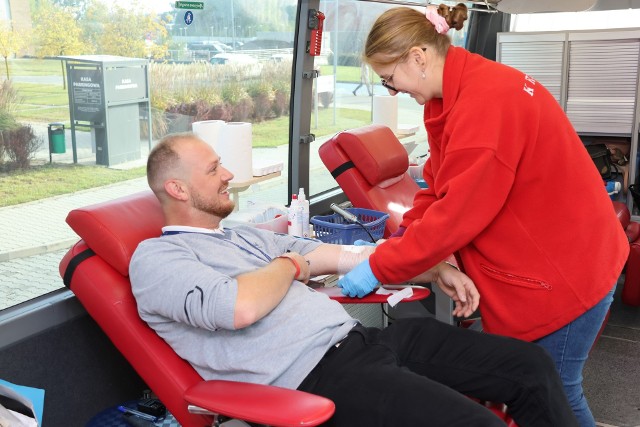 Akcja honorowego krwiodawstwa przed Starostwem Powiatowym w Kielcach - Oddaj krew. Pomóż innym!