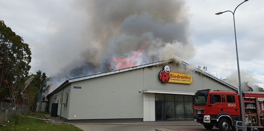 Śledczy badają przyczyny pożaru Biedronki w Słupsku