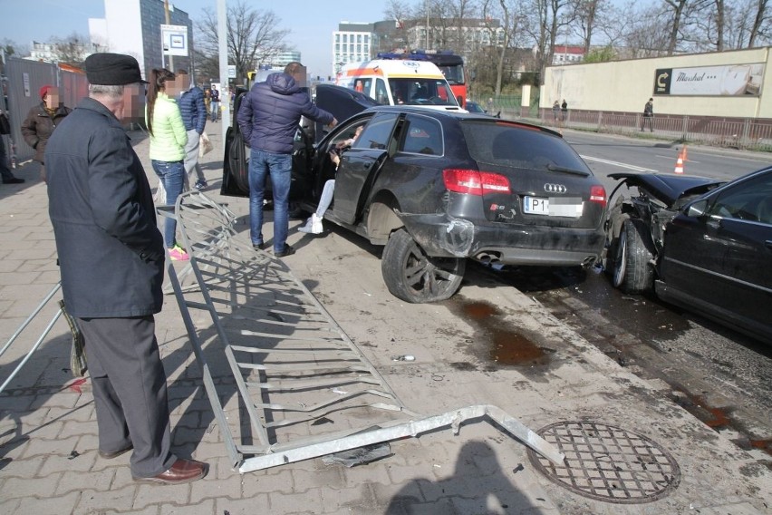 Wrocław: Wypadek na ul. Suchej. Dwa auta zderzyły się przy dworcu PKP (ZDJĘCIA)