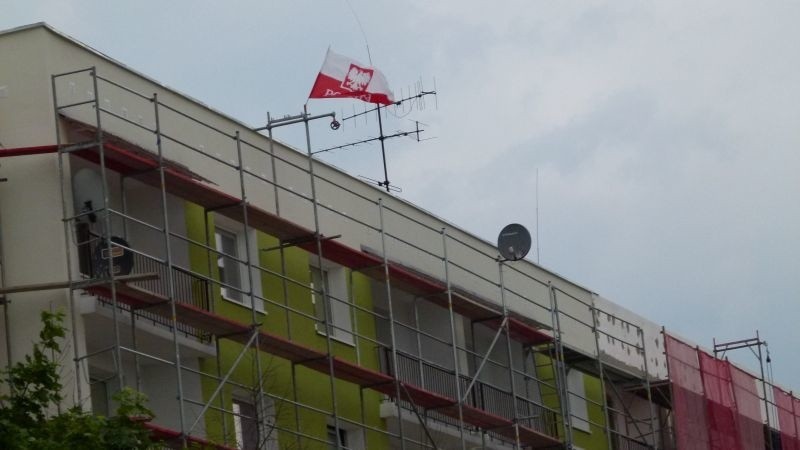 Mieszkańcy Olechowa kibicują mimo remontu! WYWIESILI FLAGI NA BALKONACH!