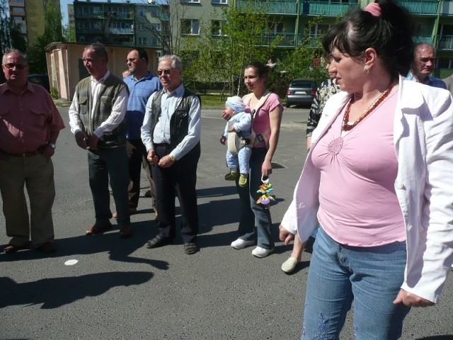 Janina Gorczyca( na pierwszym planie) pokazuje ślady, które robotnicy zaznaczyli na drodze i parkingu przy bloku numer 6. To punkty pokazujące zasięg terenu należącego do hotelu
