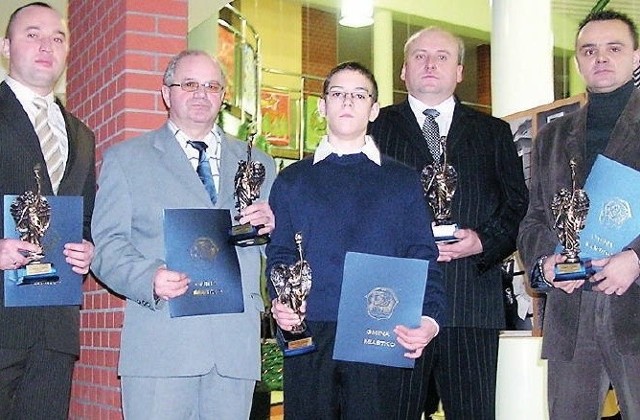 Pierwsze statuetki wręczono na początku 2008 r. Otrzymali je: Waldemar Żurawik (kategoria nauczyciel - wychowawca - trener roku), Ryszard Dul – KOPB w Miastku (kategoria społecznik), Robert Bezłada (sołtys roku), zapaśnik Grzegorz Wanke, przedsiębiorca Bolesław Prondziński.