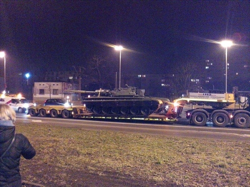 Kolumna czołgów przejechała nocą przez Łódź! [nowe zdjęcia]